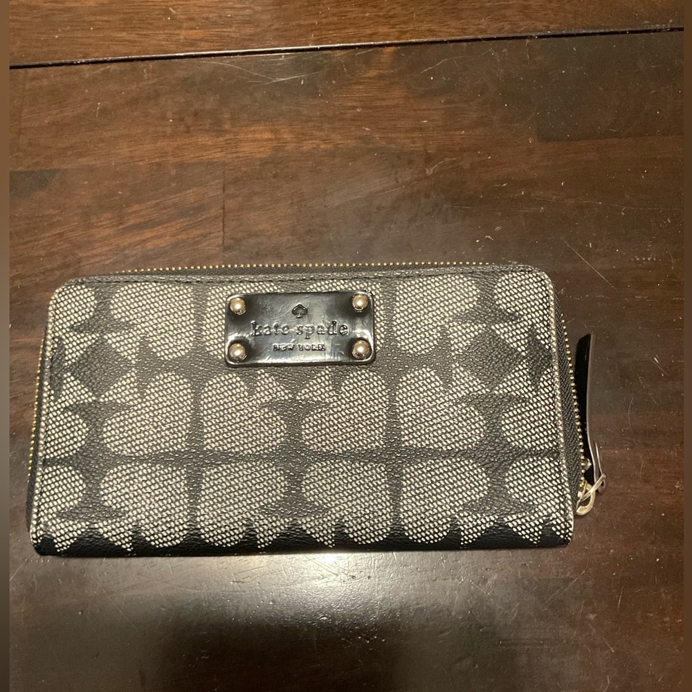 Kate Spade Black and White Zip Wallet​​